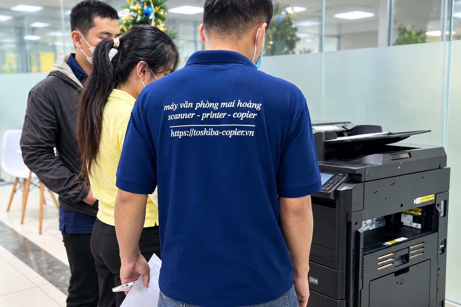 Nhân viên Mai Hoàng hỗ trợ sử dụng máy photocopy, ảnh biên tập AI từ ảnh cung cấp